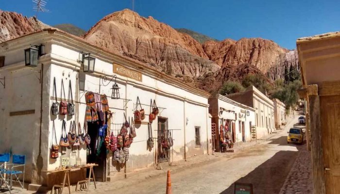 Excursion-a-Quebrada-de-Humahuaca-Calle-del-Pueblo-de-Purmamarca-Jujuy-Argentina-Agencia-Tiamar-Travel-EVT-Salta-2