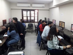 Alumnos en el Taller de Programación