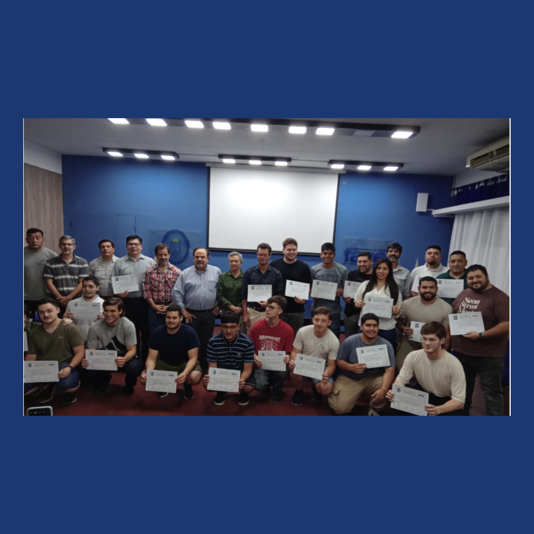 Entrega de certificados de cursos de capacitación en la FACET