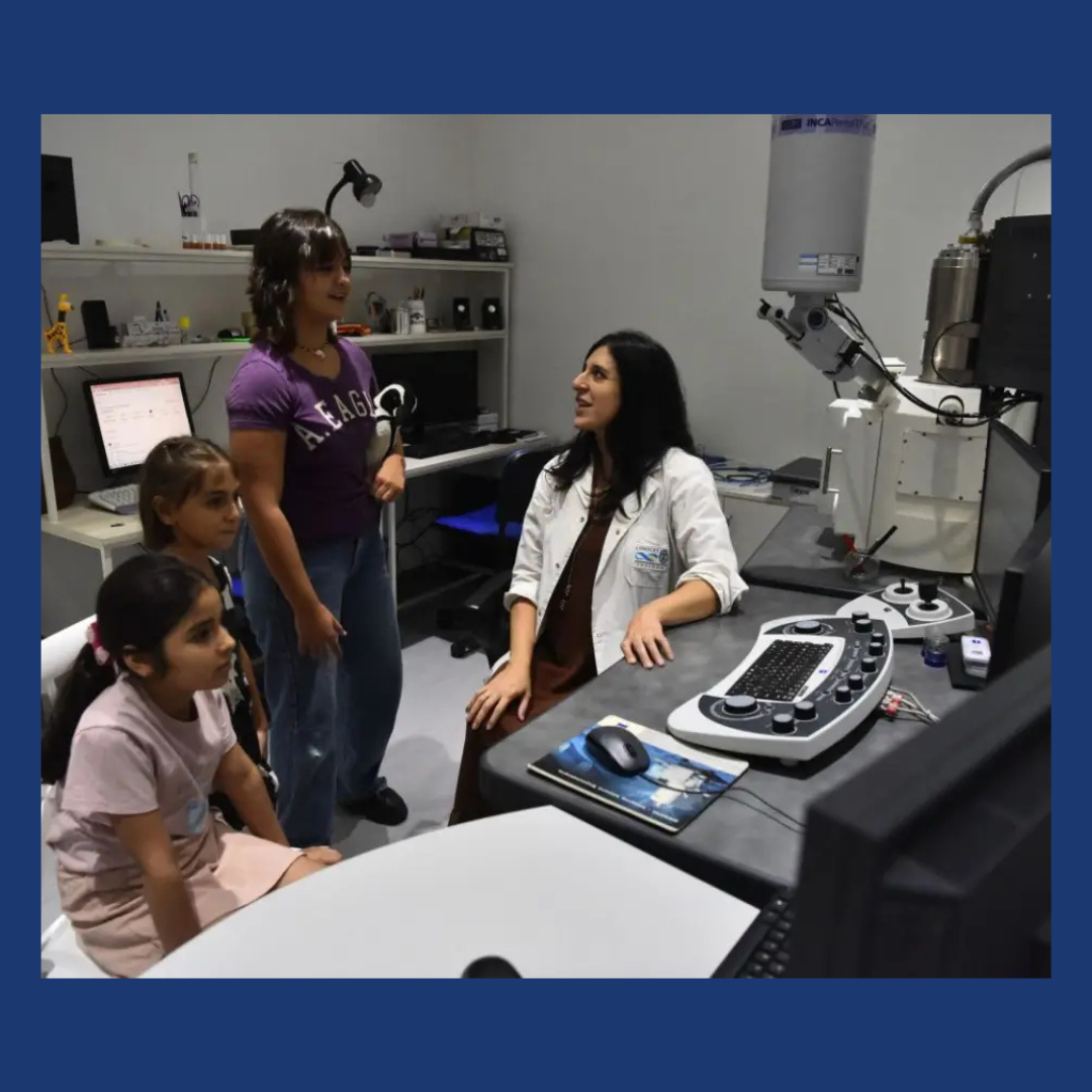 Docente de la FACET acercó la microscopía electrónica a niñas y adolescentes en la jornada “Mi Científica Favorita”