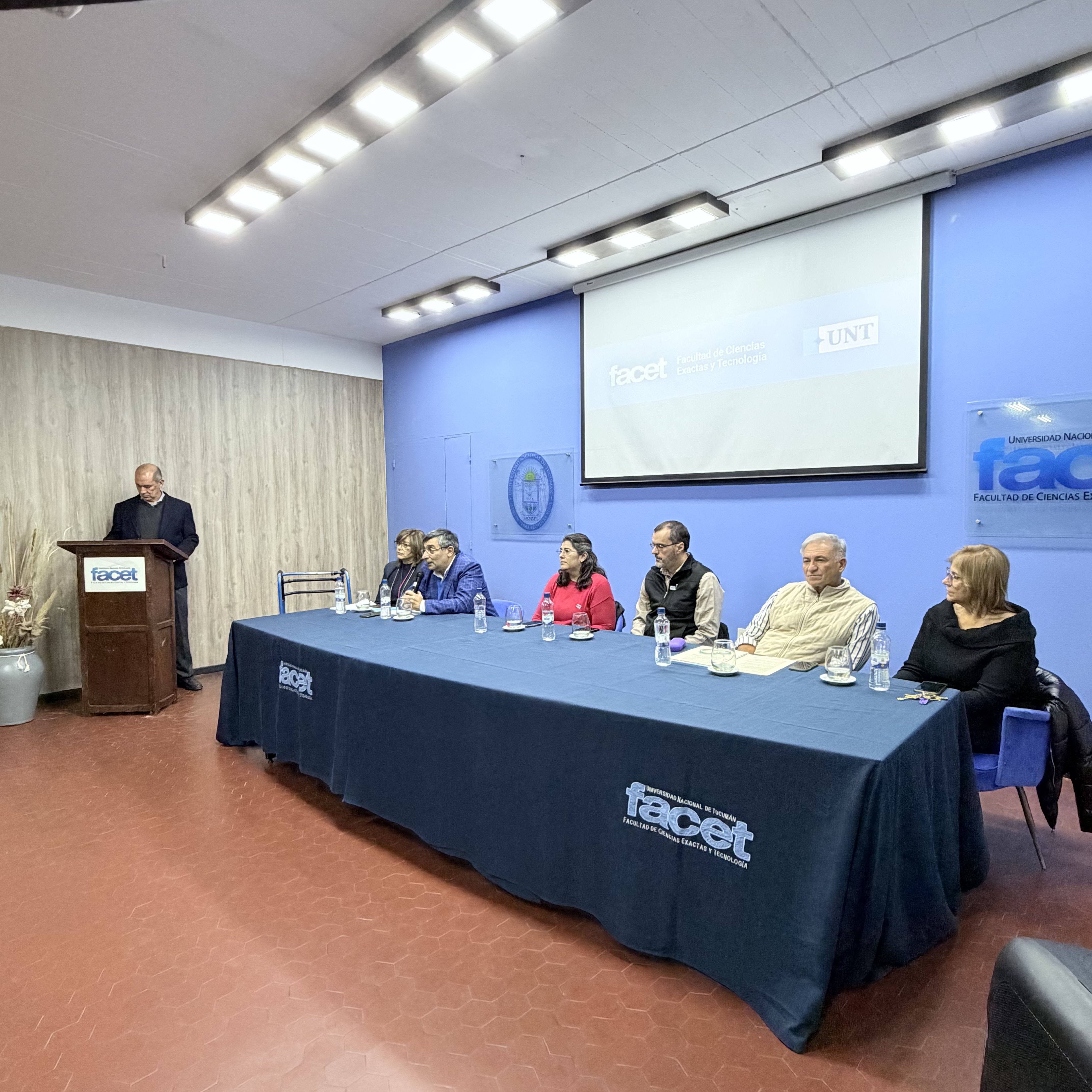 Se realizó el debate de candidatos/as a Decano/a y Vicedecano/a en la FACET