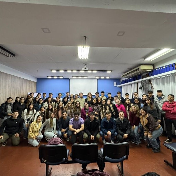 Estudiantes y docentes de la FACET participaron de una charla sobre energía, innovación y desarrollo profesional junto a TGN